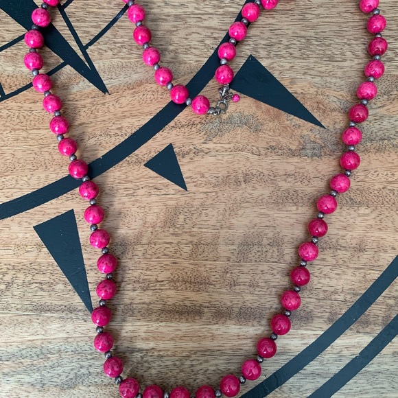 Pink beaded necklace with silver accents - Picture 4 of 6